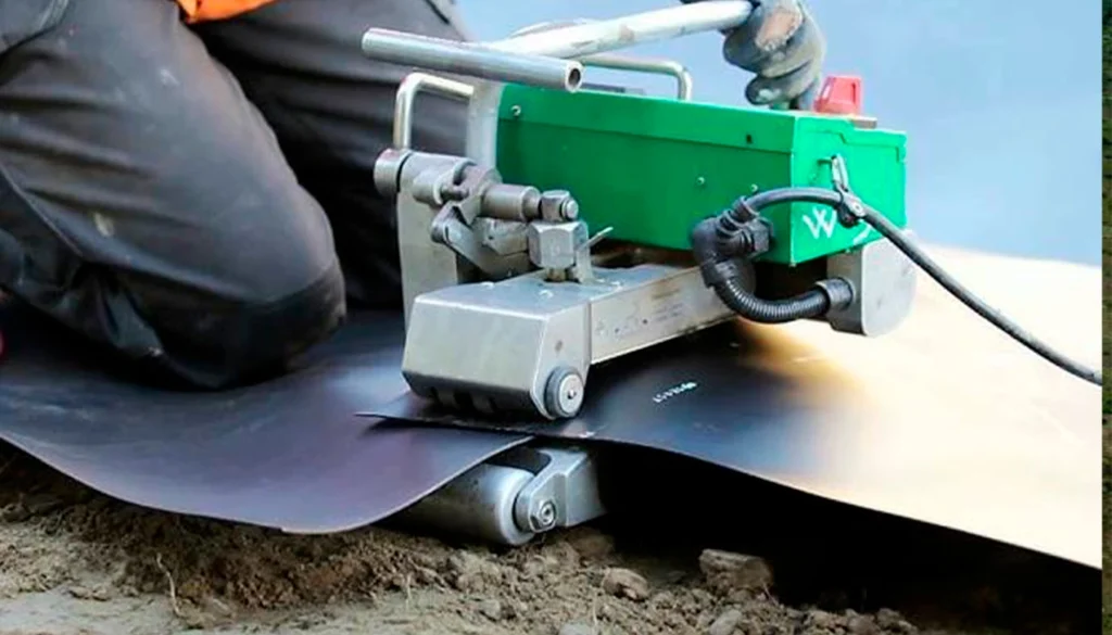 INSTALAÇÃO DE GEOMEMGRANA PEAD 2 - IR Novatec Soluções Ambientais Implantação de Aterro Sanitário soldagem implantacao geomemgrana ped - soldagem implantacao geomemgrana ped IR Novatec Soluções Ambientais Implantação de Aterro Sanitário